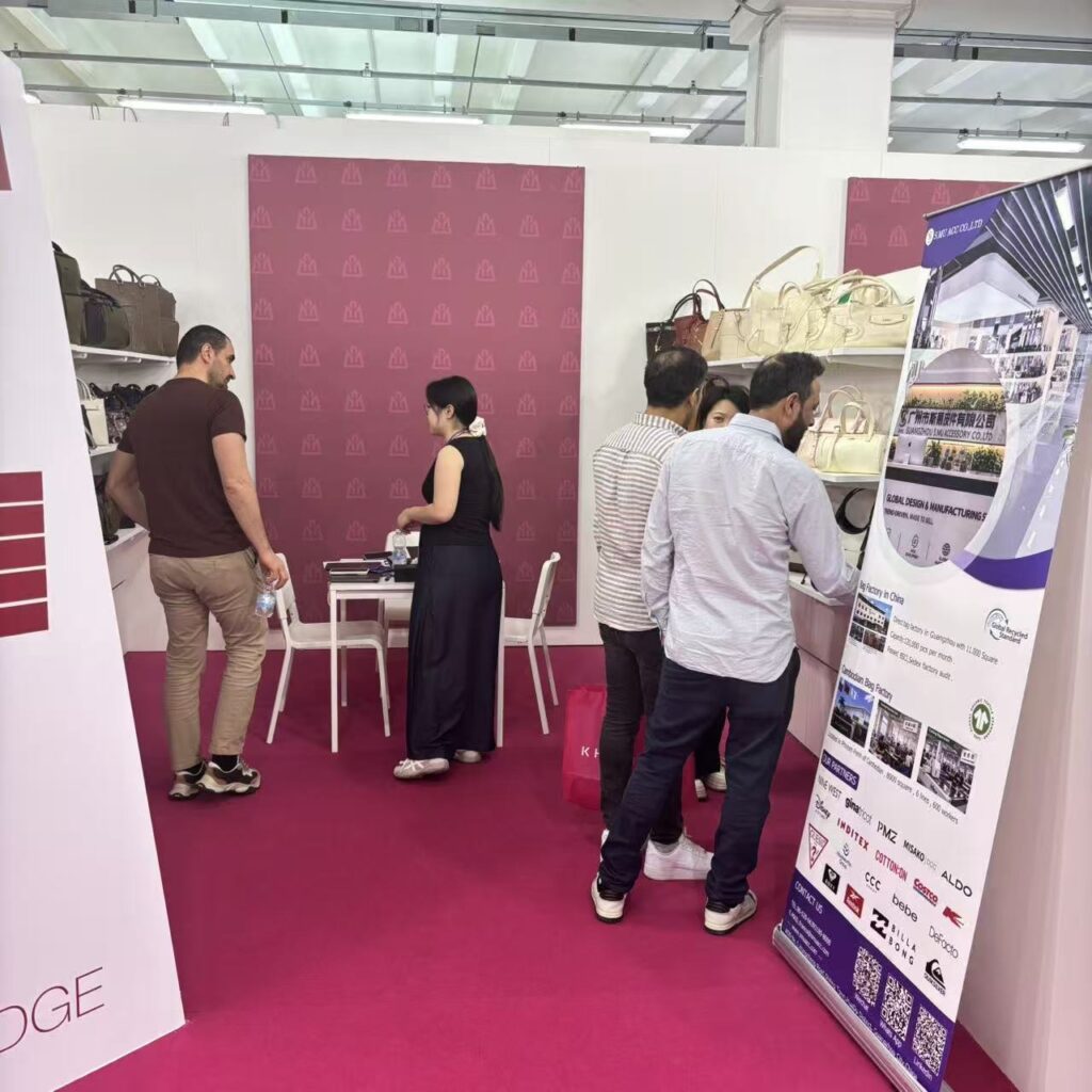 S.MU team with international buyers at Expo Riva Schuh and Gardabags discussing handbag development and manufacturing.
