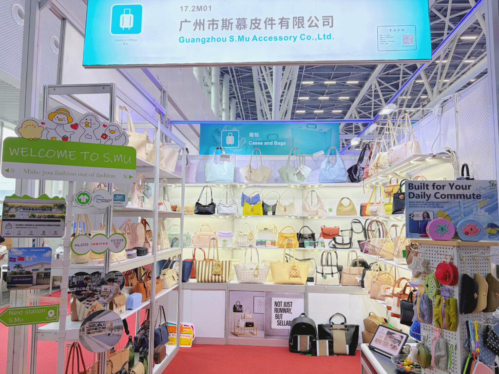 S.MU ACCESSORY booth at Canton Fair showing custom bags and OEM ODM fashion accessories.