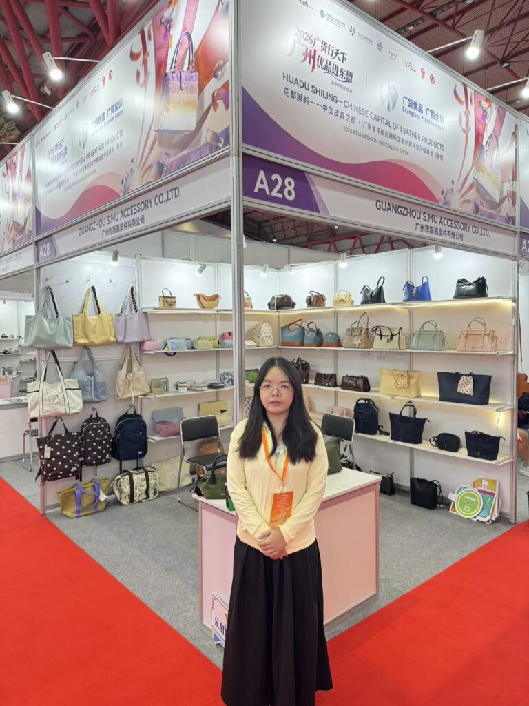 Person standing at the S.MU ACCESSORY A28 exhibition booth.